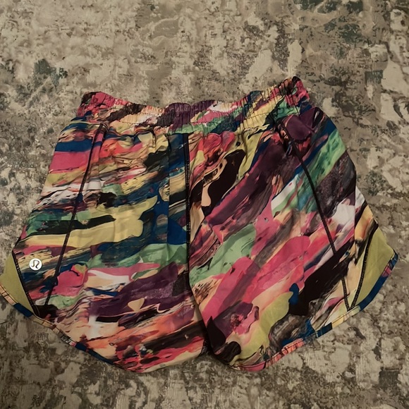 Lulu shorts 4in size 4 tall - Picture 2 of 2